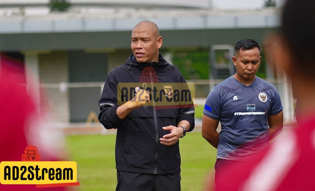 Coach Nova memberikan arahan untuk timnas u-16