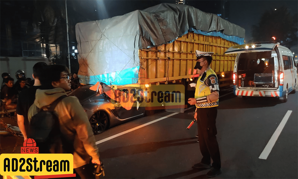 Mobil Porsche B2031PBV Hantam Truk, Pengemudi Tewas Ditempat