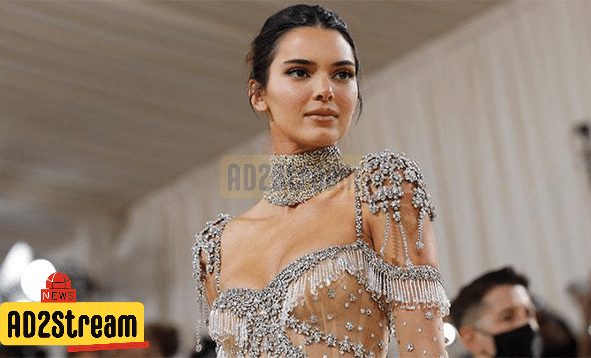 Kendall Jenner Tampil Sexy Dengan Gaun Net Transparan