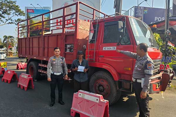 Viral: Truk Muatan Tebu Lebihi Kapasitas Ditindak Tegas oleh Satlantas Polres Malang