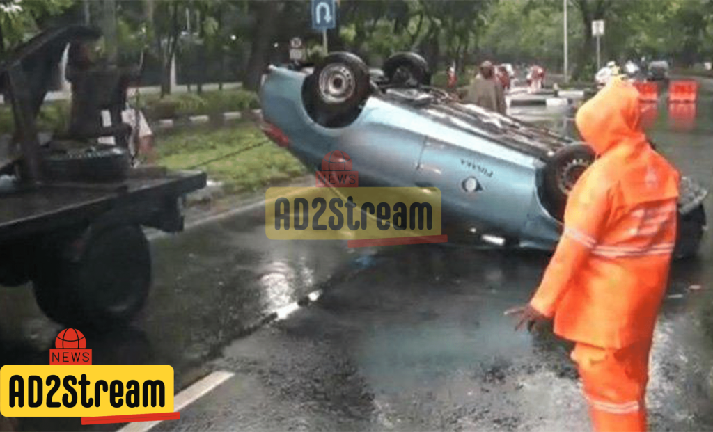 taksi tersebut kehilangan kendali dan terguling di tengah jalan