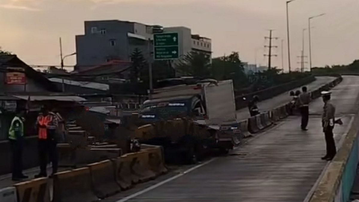 Kecelakaan Beruntun di Flyover Pesing Mobil Box Lost Control