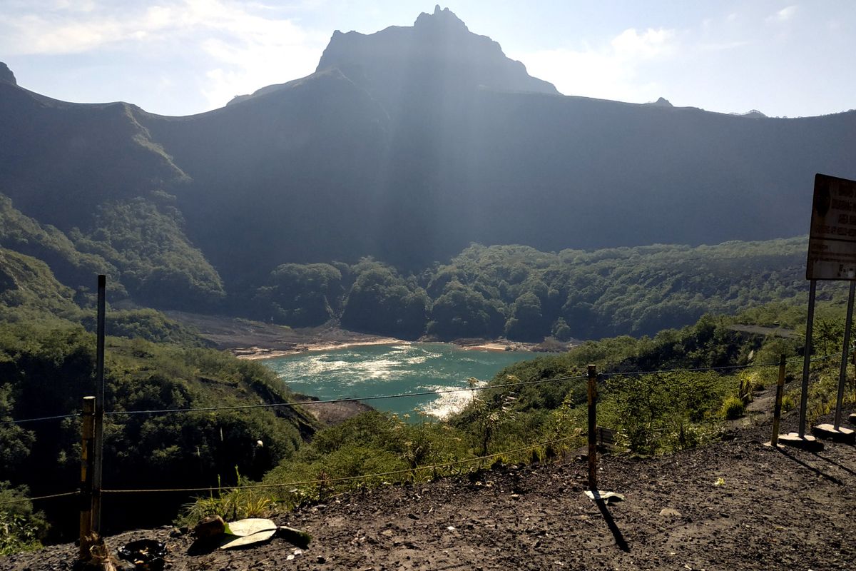 Gunung Kelud: Antrean Pendaki Seperti Antre Sembako