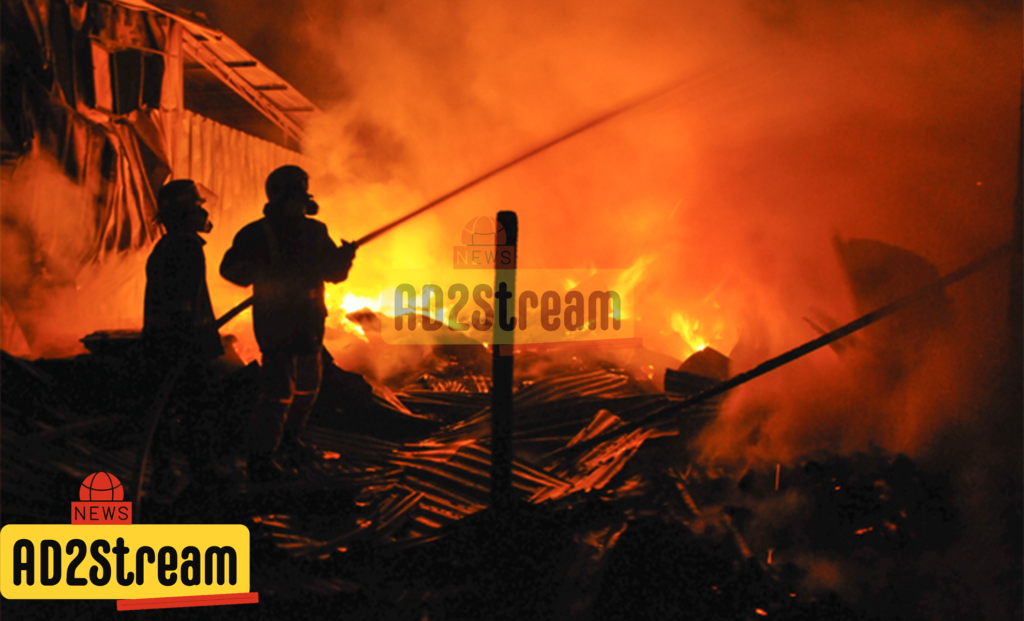 Petugas Pemadam Kebakaran berhasil mengendalikan dan memadamkan api yang melalap habis sebuah gudang besar