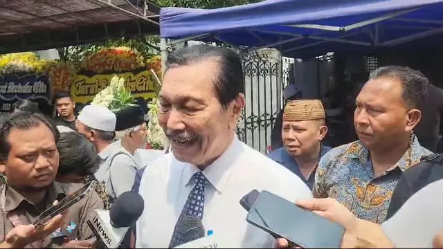 Luhut Melayat Faisal Basri: “Kita Banyak Berbeda, Tapi Persahabatan Tetap Utuh”