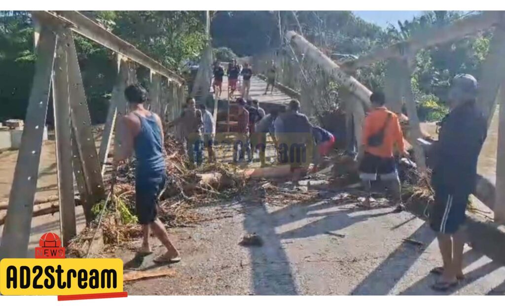 Jembatan tersebut putus sejak kemarin ketika wilayah ini dilanda hujan deras tanpa henti