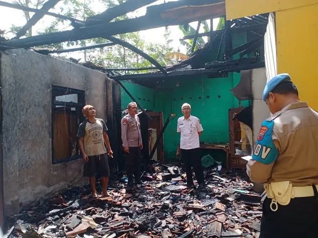 Diduga Korsleting Accu Motor, Rumah di Kebumen Ludes Terbakar!