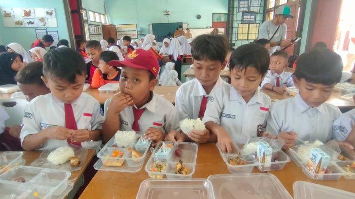 Siswa SD Tasikmalaya Dapat Makan Siang Gratis Pasca Pelantikan Prabowo