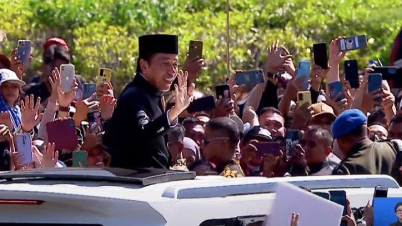 Jokowi dan Iriana Disambut Meriah Tarian Topeng Ireng di Solo