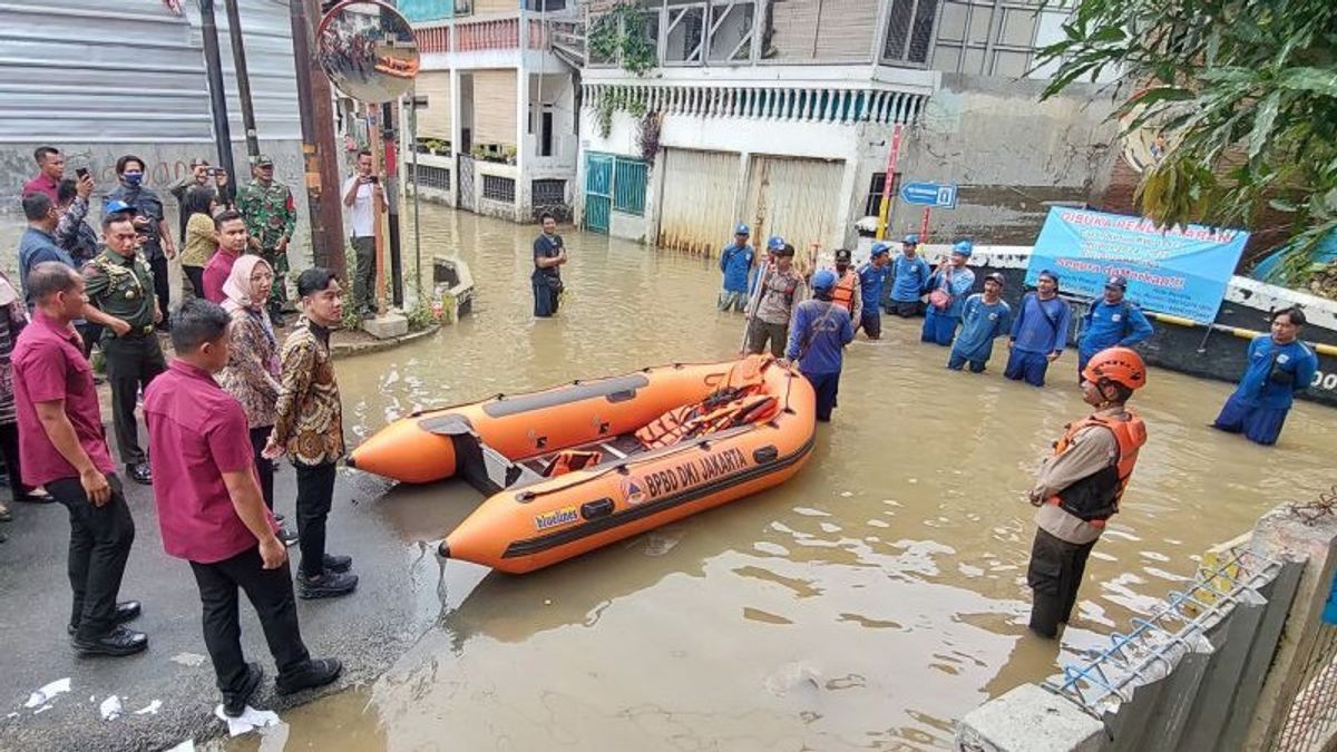 Gibran Kunjungi Korban Banjir di Kebon Pala, Jatinegara