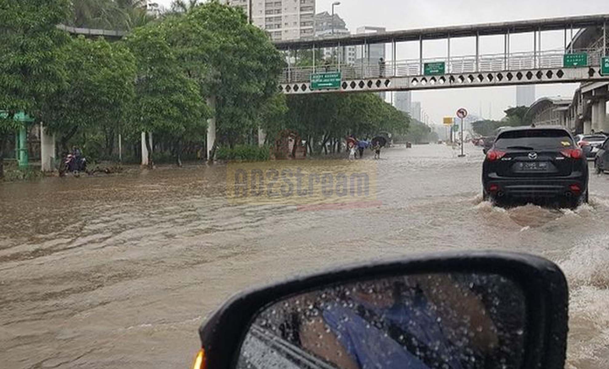 Banjir Melanda Jakarta 18 RT dan 4 Ruas Jalan Terendam