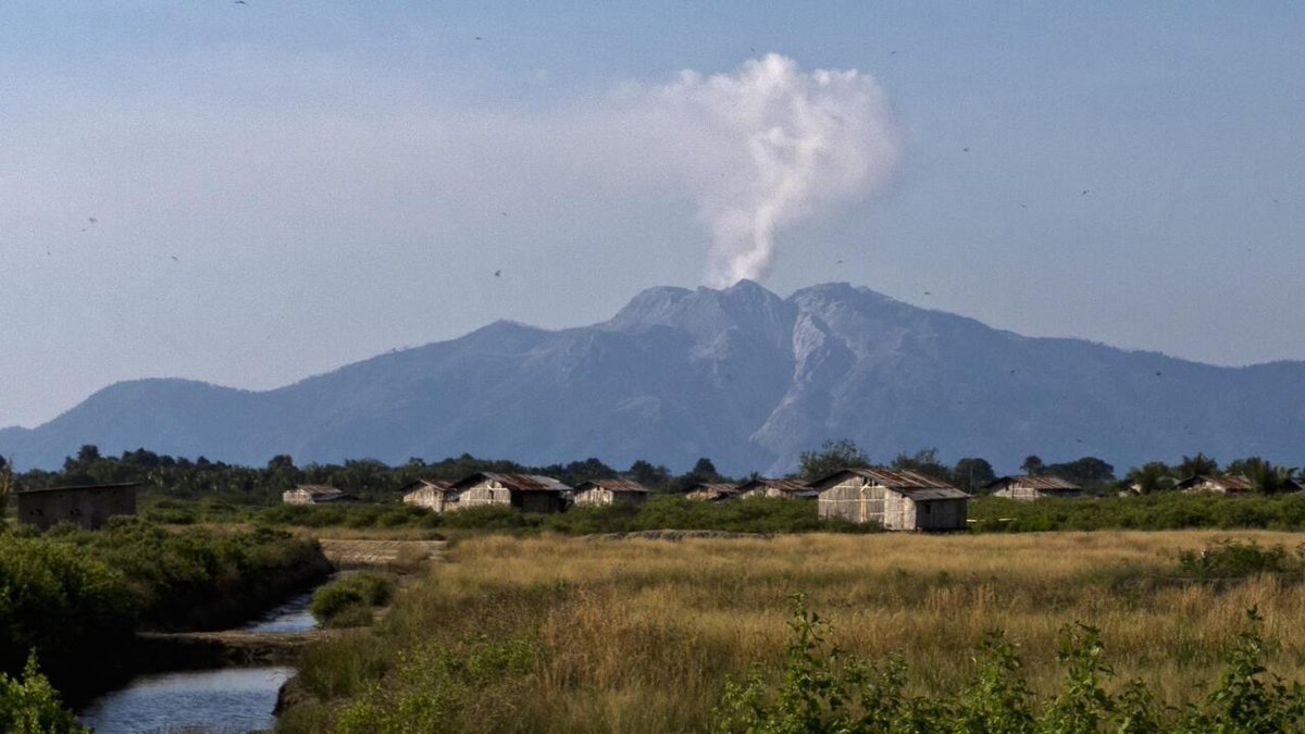 Gunung Rokatenda: Kewaspadaan Usai Warga Cium Bau Belerang