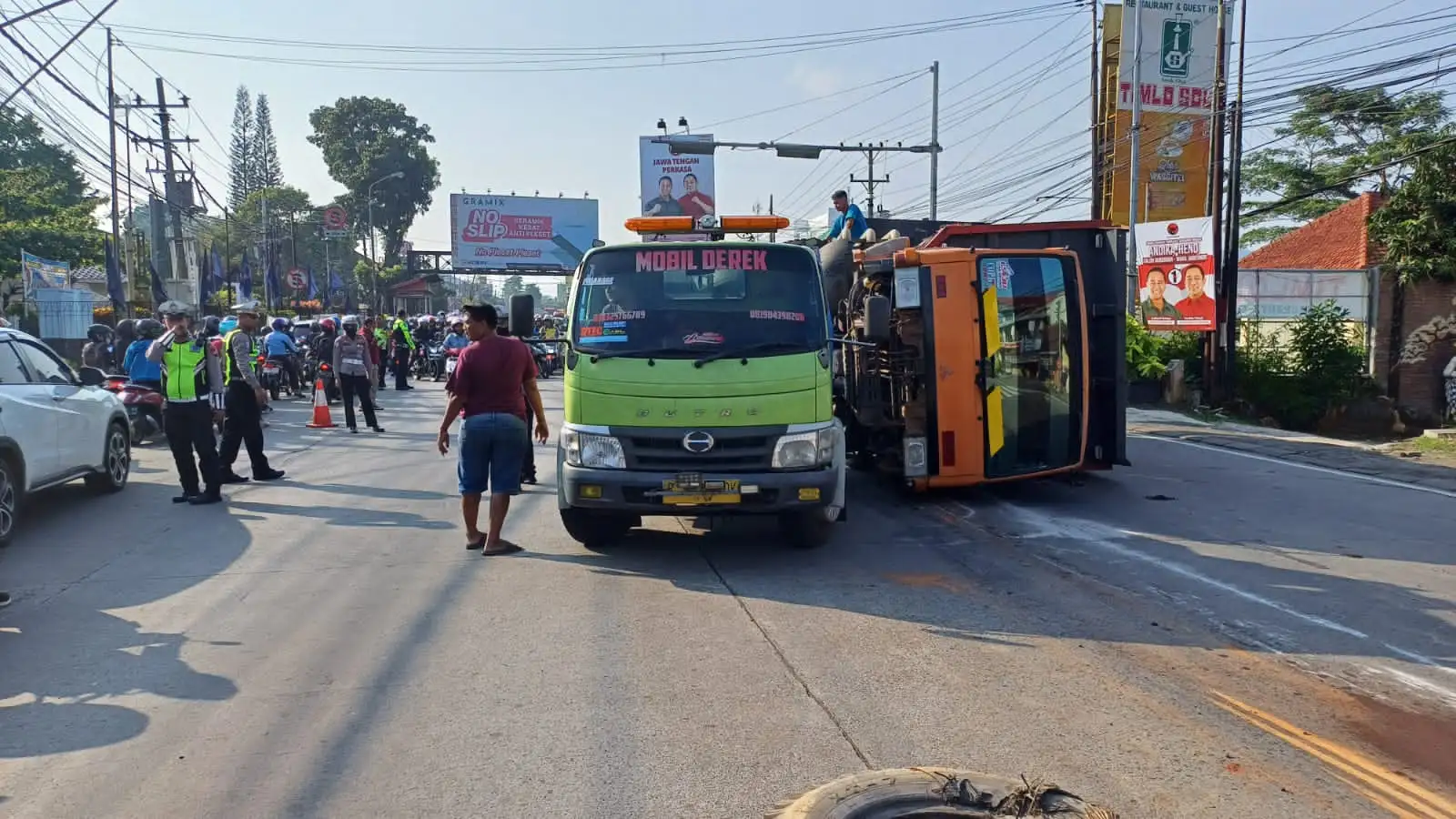 Truk Pasir Terguling, Sopir Mengantuk di Ungaran