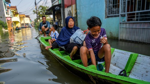 Banjir 1,5 Meter di Bojong Asih, Ratusan Warga Mengungsi