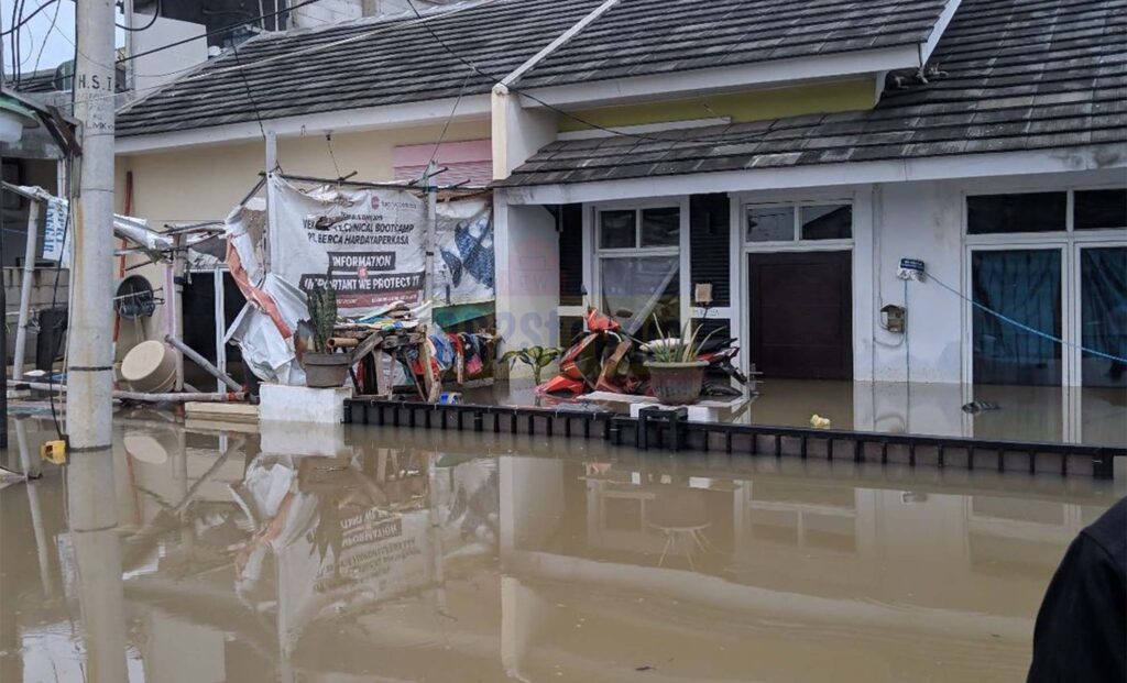 warga terdampak banjir di Perumahan Garden City