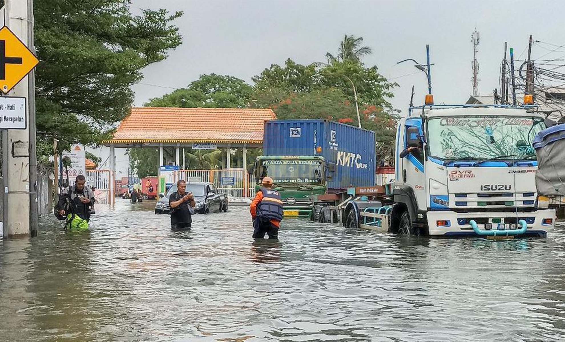 Hujan Deras Guyur Jakarta Utara yang Terdampak Banjir Rob