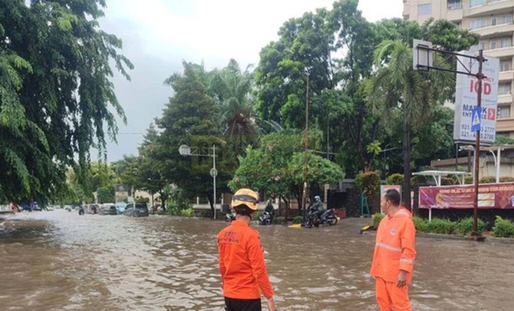 Hujan deras mulai sekitar pukul 17.03 WIB membuat beberapa area yang tadinya kering ikut tergenang