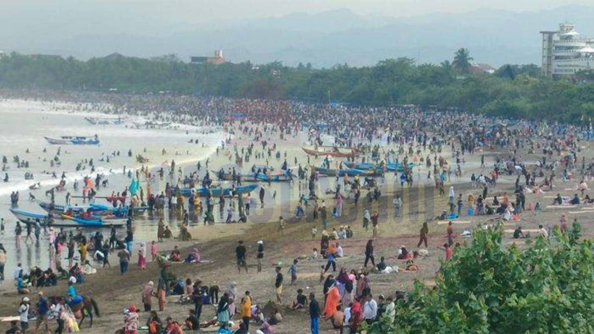 Jelang Tahun Baru Pantai Pangandaran Mulai Diserbu