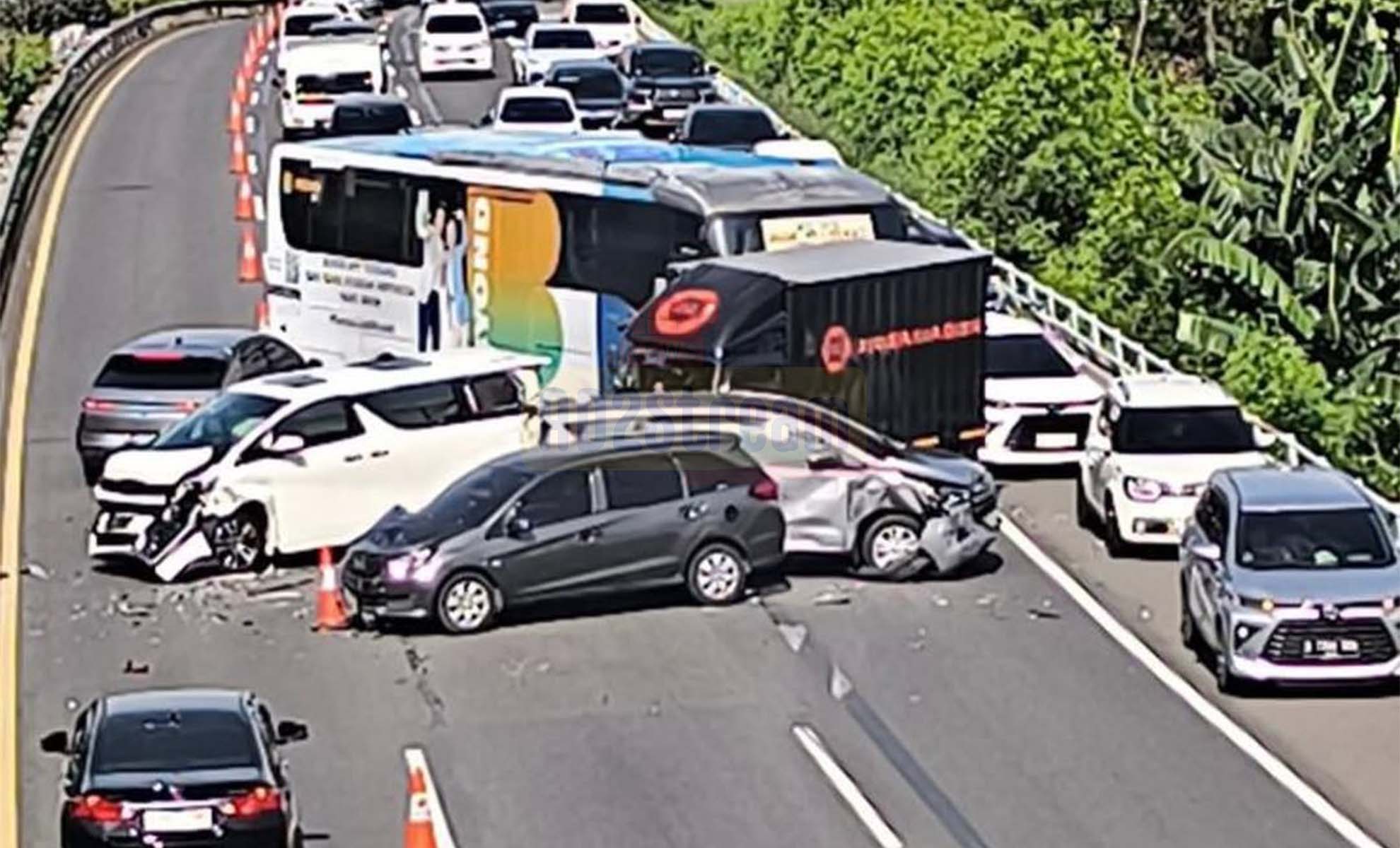 Kecelakaan Beruntun Di Tol Dalam Kota Jakarta Tebet-Cawang