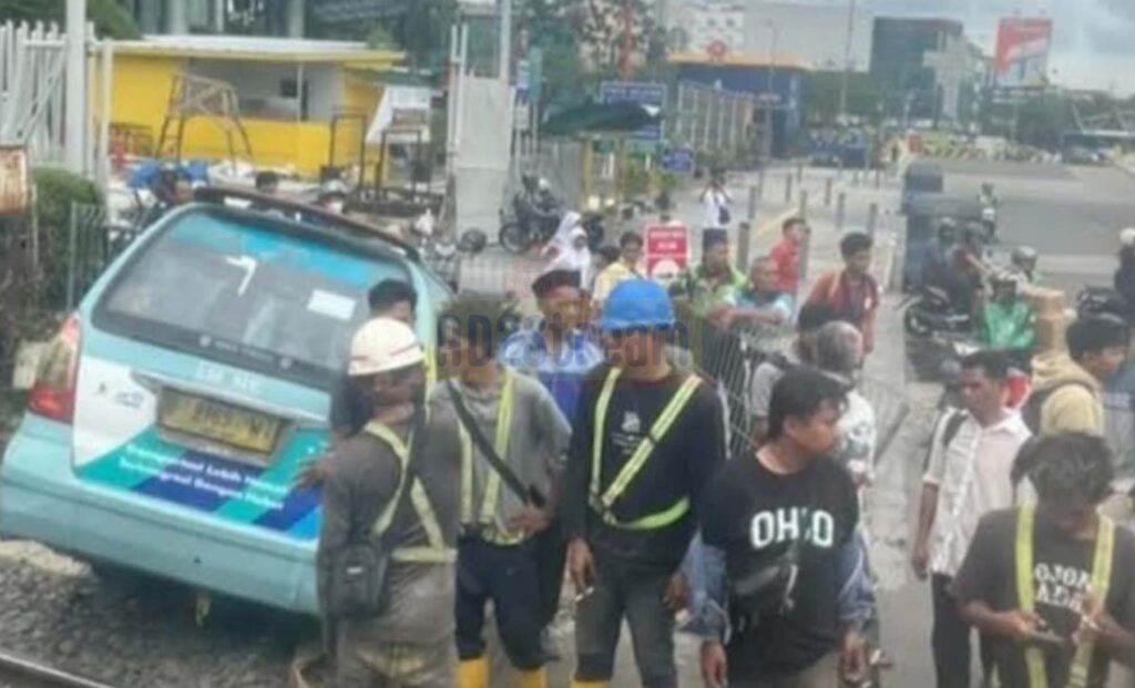 Mikrotrans dengan nomor registrasi LSG 629 mengalami insiden yang tidak diinginkan dengan terperosok ke dalam saluran air di sekitar area WTC Mangga Dua, Pademangan, Jakarta Utara