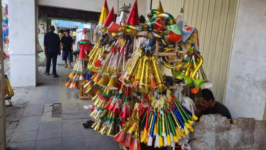 Pedagang terompet musiman di trotoar Jalan Pintu Besar Selatan, Glodok, Jakarta Barat, mulai ramai pesanan jelang Tahun Baru 2025