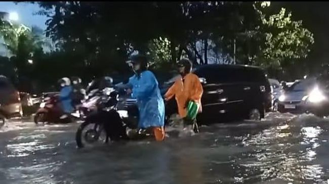 Warga Surabaya Bersukacita Rayakan Natal Meski Diterjang Banjir