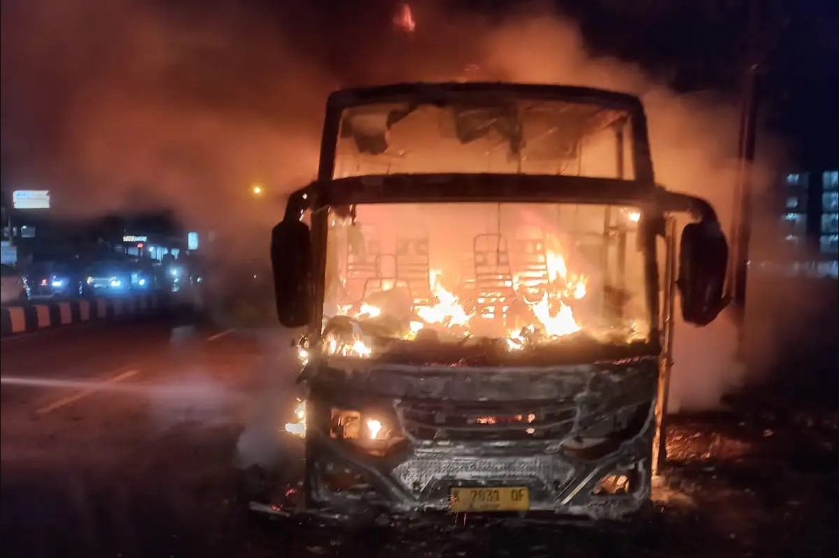 Bus Wisata Terbakar di Jalan Jogja-Solo: Penumpang Selamat