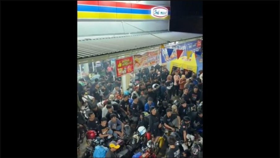 Viral: Ribuan Komunitas CB Penuhi Minimarket di Nganjuk