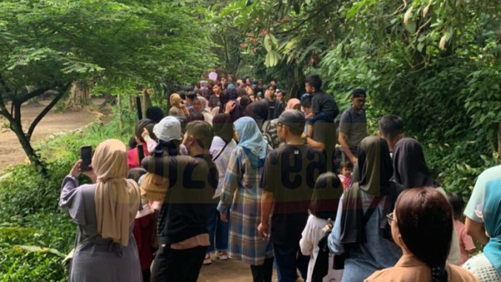 ribuan orang dari berbagai daerah mengunjungi Bandung Zoo di Jalan Taman Sari