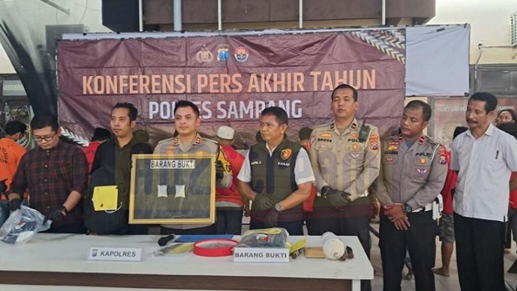 Dua kurir narkoba dari Lumajang ditangkap Satresnarkoba Polres Sampang di Jalan Raya Ketapang